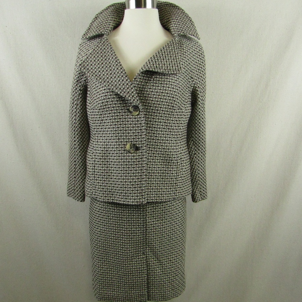 ANN TAYLOR BROWN AND CREAM SUIT WITH A WIDE LAPEL